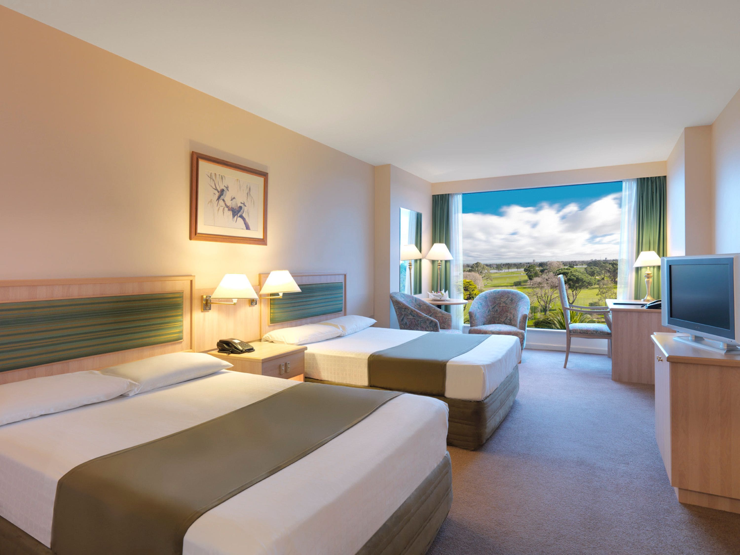 Una scrivania, tende oscuranti, ferro/asse da stiro