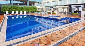 Una piscina al aire libre