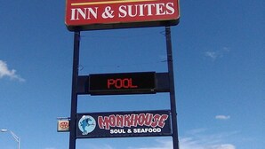 Schild für das Regency Inn & Suites mit einer digitalen Anzeige, die 'POOL' anzeigt.
