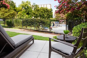 Habitación, 2 camas de matrimonio, no fumadores, vistas a la piscina (Patio) | Ropa de cama de alta calidad, caja fuerte, escritorio