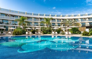 Outdoor pool, pool umbrellas, pool loungers - Sir Anthony Hotel (Arona)