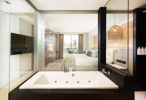 Superior Room | Bathroom | Separate bathtub and shower, designer toiletries, hair dryer, bathrobes - Sir Anthony Hotel (Arona)