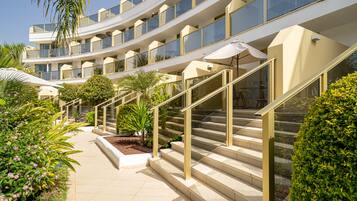 Habitación superior, acceso a la alberca, planta baja | Ropa de cama hipoalergénica, edredón y minibar