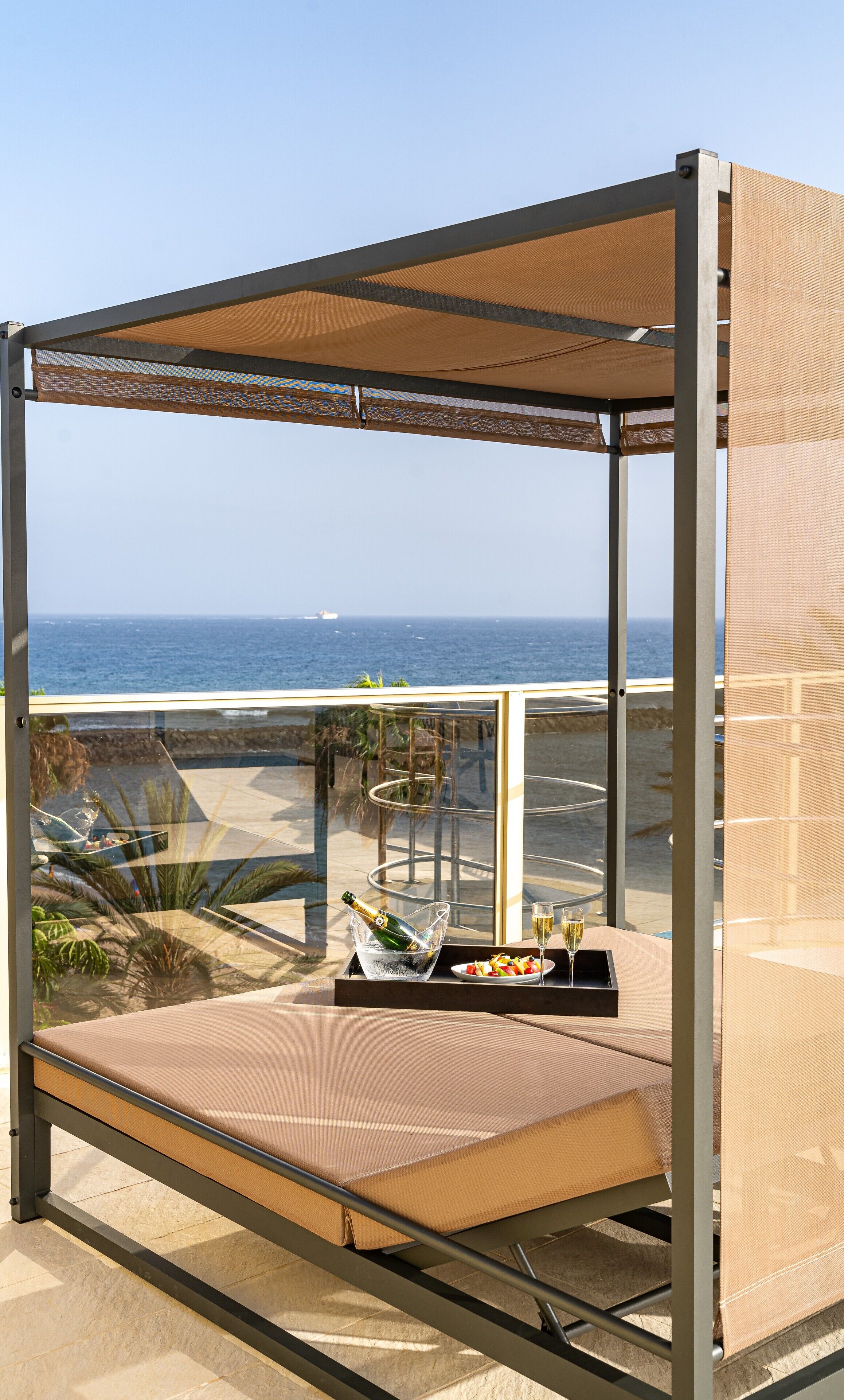 Literie hypoallergénique, couette en duvet d'oie, minibar