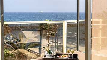 Superior kamer, privézwembad | Hypoallergeen beddengoed, donsdekens, een minibar, een kluis op de kamer