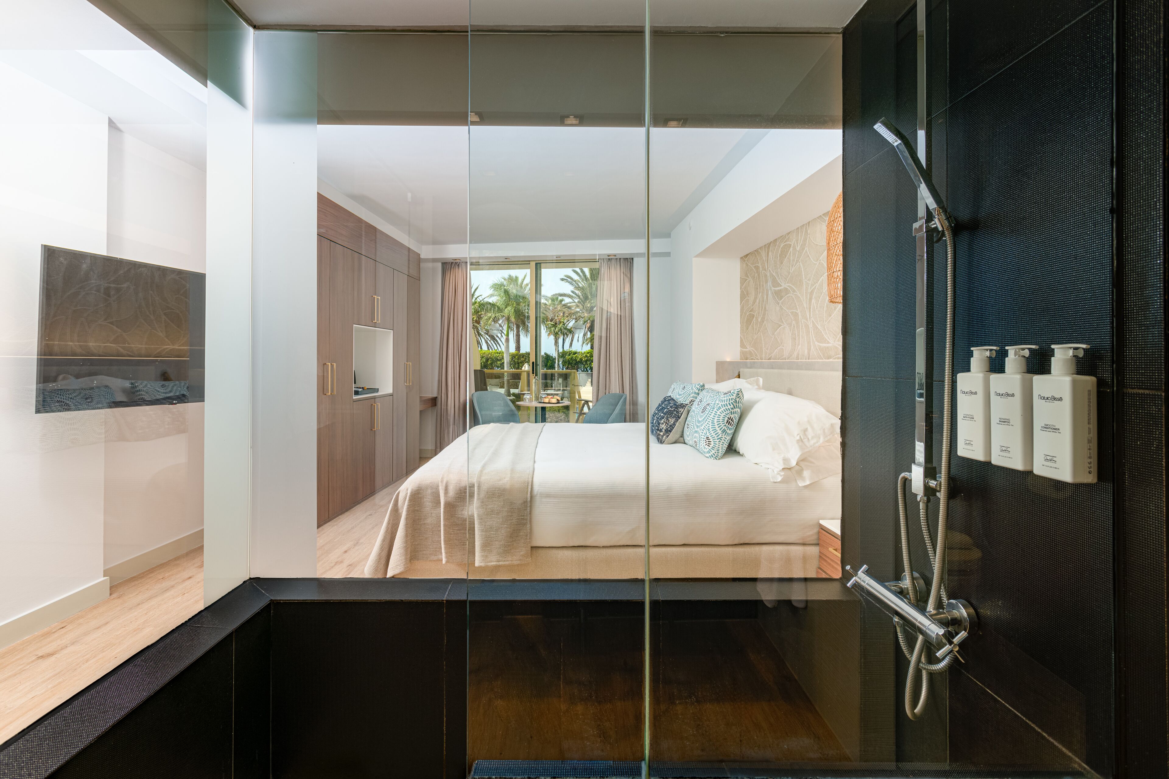 高级房, 使用泳池, 一层 | 浴室 | 独立的浴缸和淋浴、名牌洗护用品、吹风机、浴袍