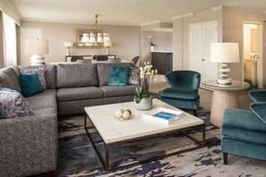 Club Room, 1 King Bed, Non Smoking | Living area
