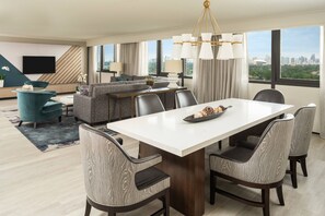 Club Room, 2 Double Beds, City View | 1 bedroom, in-room safe, desk, laptop workspace - Miami Airport Marriott (Miami)