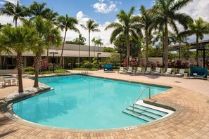 Outdoor pool, open 7:00 AM to 7:00 PM, sun loungers - Miami Airport Marriott (Miami)