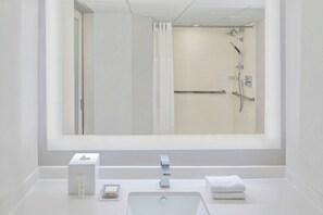 1 slaapkamer, een kluis op de kamer, een bureau, een laptopwerkplek