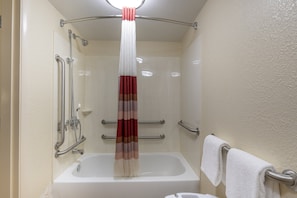 Chambre Deluxe, 1 très grand lit, accessible aux personnes à mobilité réduite (Smoke Free) | Salle de bain accessible aux personnes à mobilité réduite