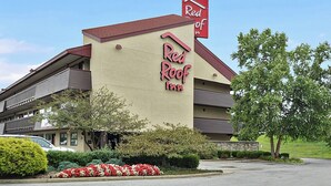 A Red Roof Inn with a prominent red roof and signage. - Red Roof Inn Louisville Expo Airport (Louisville)