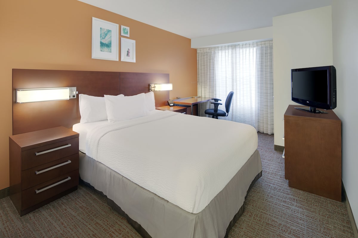 1 bedroom, in-room safe, desk, iron/ironing board