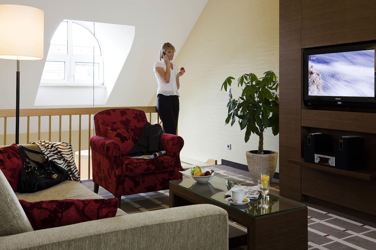 Privilege, Suite, 1 kingsize-seng | Allergitestet sengetøy, safe på rommet og skrivebord