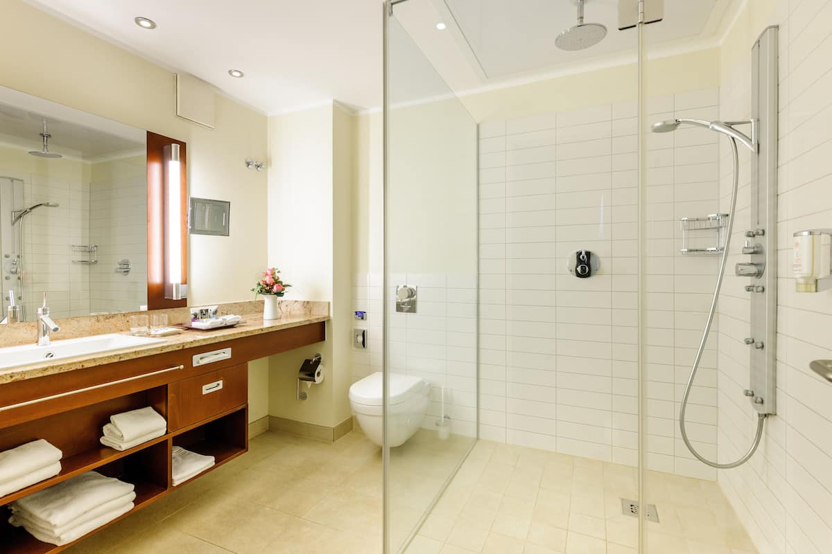 Superior Suite, 1 Double Bed | Bathroom | Eco-friendly toiletries, hair dryer, towels