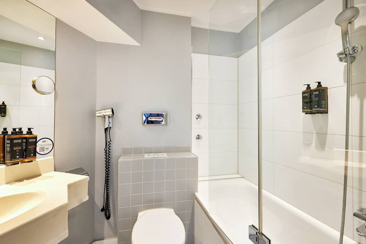 Classic Room, 1 Twin Bed | Bathroom | Eco-friendly toiletries, hair dryer, towels