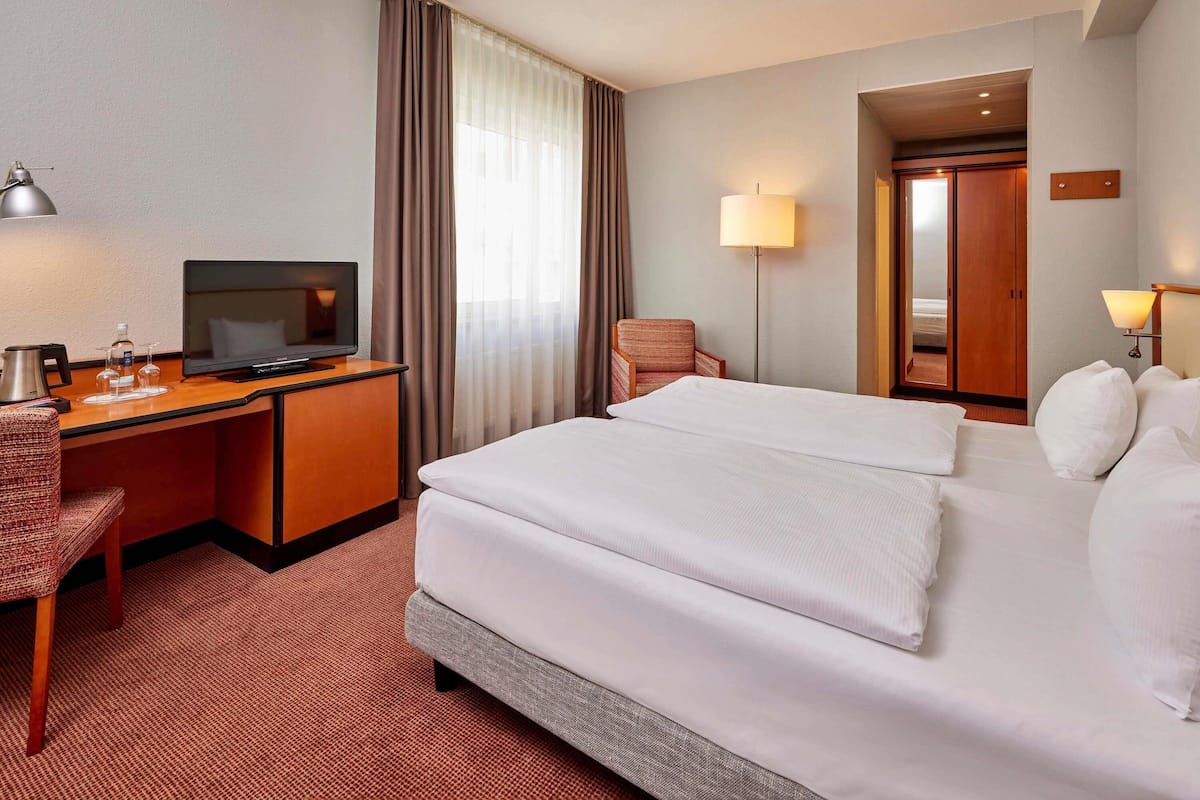 Standard Room, 1 Double Bed | 1 bedroom, hypo-allergenic bedding, in-room safe, desk