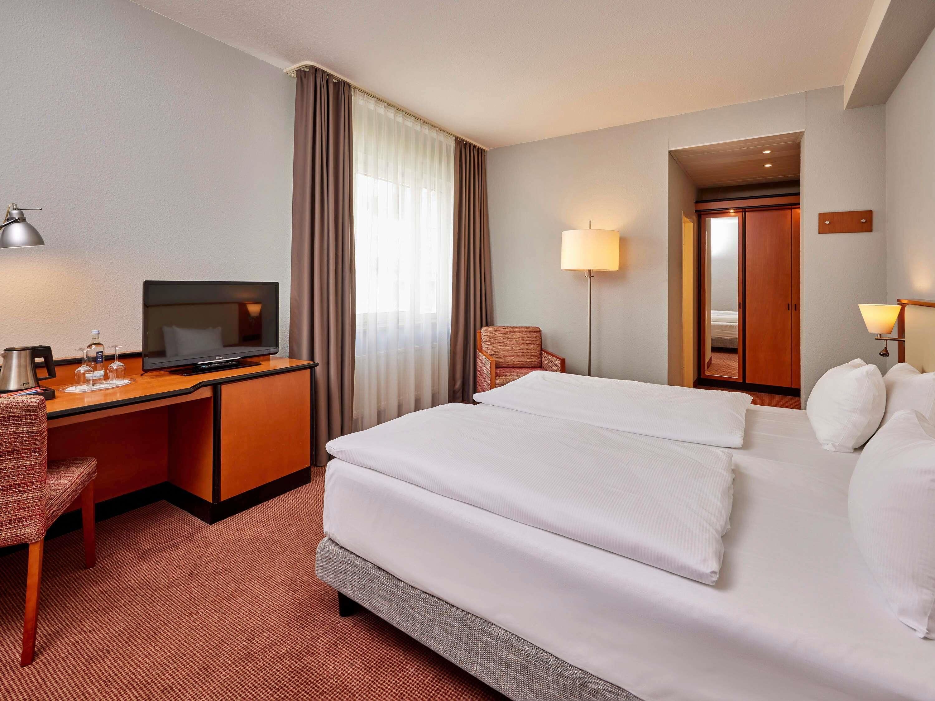 Standard Room, 1 Double Bed | Hypo-allergenic bedding, in-room safe, desk, laptop workspace