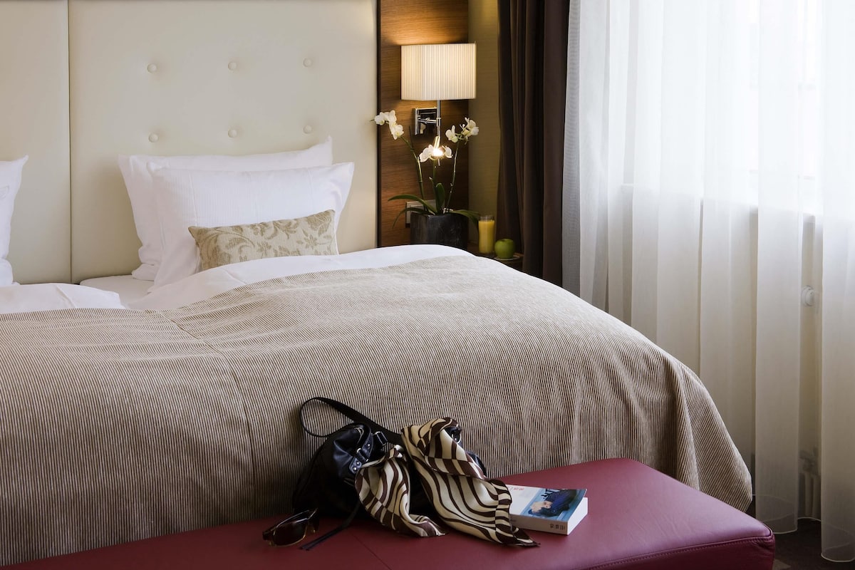 Privilege, Suite, 1 King Bed | Hypo-allergenic bedding, in-room safe, desk, laptop workspace