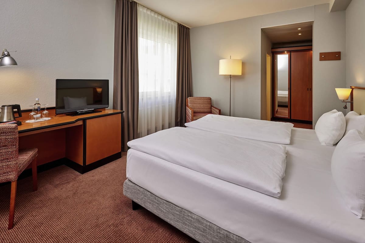 Standardzimmer, 1 Doppelbett | 1 Schlafzimmer, Allergikerbettwaren, Zimmersafe, Schreibtisch