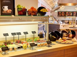 Desayuno buffet todos los días (con cargo)