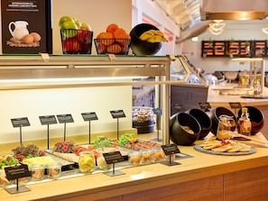 Se ofrece un desayuno bufé todos los días (por un coste adicional)