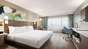 Safe på rommet, skrivebord, blendingsgardiner og strykejern/-brett