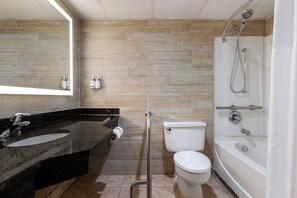 Une salle de bain moderne avec un meuble-lavabo à deux vasques, des toilettes et une douche à l’italienne.