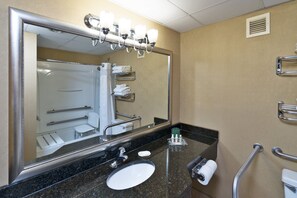 シャワー付き浴槽、ヘアドライヤー、タオル