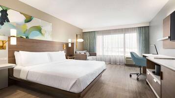 Safe på rommet, skrivebord, blendingsgardiner og strykejern/-brett