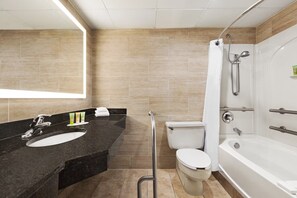 Combined shower/tub, hair dryer, towels