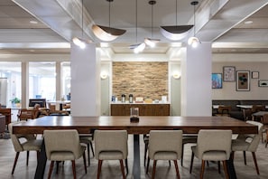 Breakfast and dinner served - Four Points by Sheraton York (York)