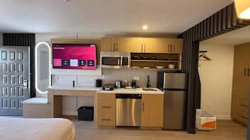 Habitación estándar, 1 cama King size, para no fumadores | Ropa de cama de alta calidad y escritorio