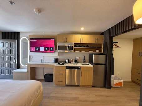 Standard Room, 1 King Bed, Non Smoking | Hypo-allergenic bedding, blackout drapes, free WiFi, bed sheets