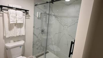 Habitació estàndard, 1 llit de matrimoni gran, no fumadors | Bany | Capçal de dutxa tipus cascada i articles de tocador gratuïts