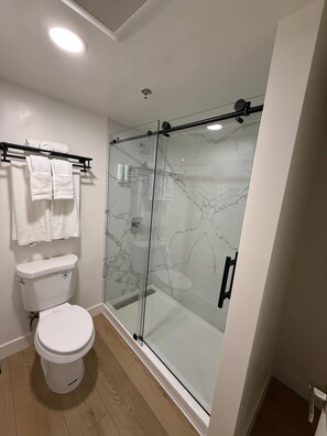 スタンダード ルーム キングベッド 1 台 禁煙 | バスルーム | レインフォールシャワー、バスアメニティ (無料)、ヘアドライヤー、タオル