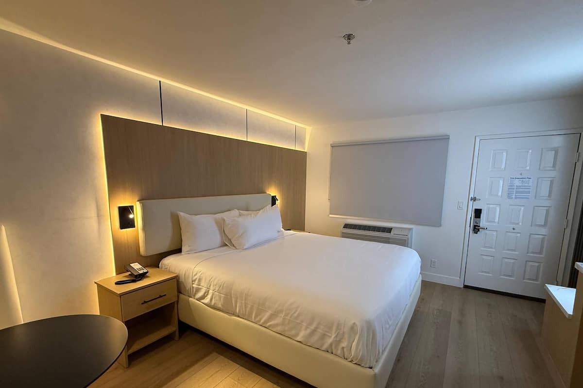 Standard Room, 1 King Bed, Non Smoking