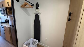 Standard Room, 1 King Bed, Non Smoking | Hypo-allergenic bedding, blackout drapes, free WiFi, bed sheets