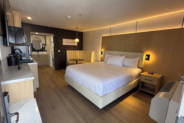 Habitación estándar, 1 cama King size, para no fumadores | Ropa de cama de alta calidad y escritorio