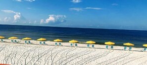 Privatstrand, weißer Sandstrand, Liegestühle, Sonnenschirme