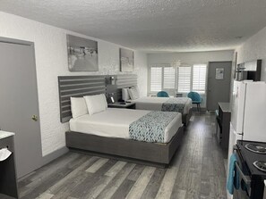 Chambre Standard double, 2 grands lits, cuisinette | Cuisine privée | Cafetière-théière