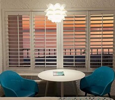 Caja de seguridad en la habitación y escritorio 