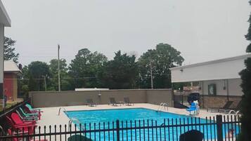 Piscina externa sazonal, espreguiçadeiras