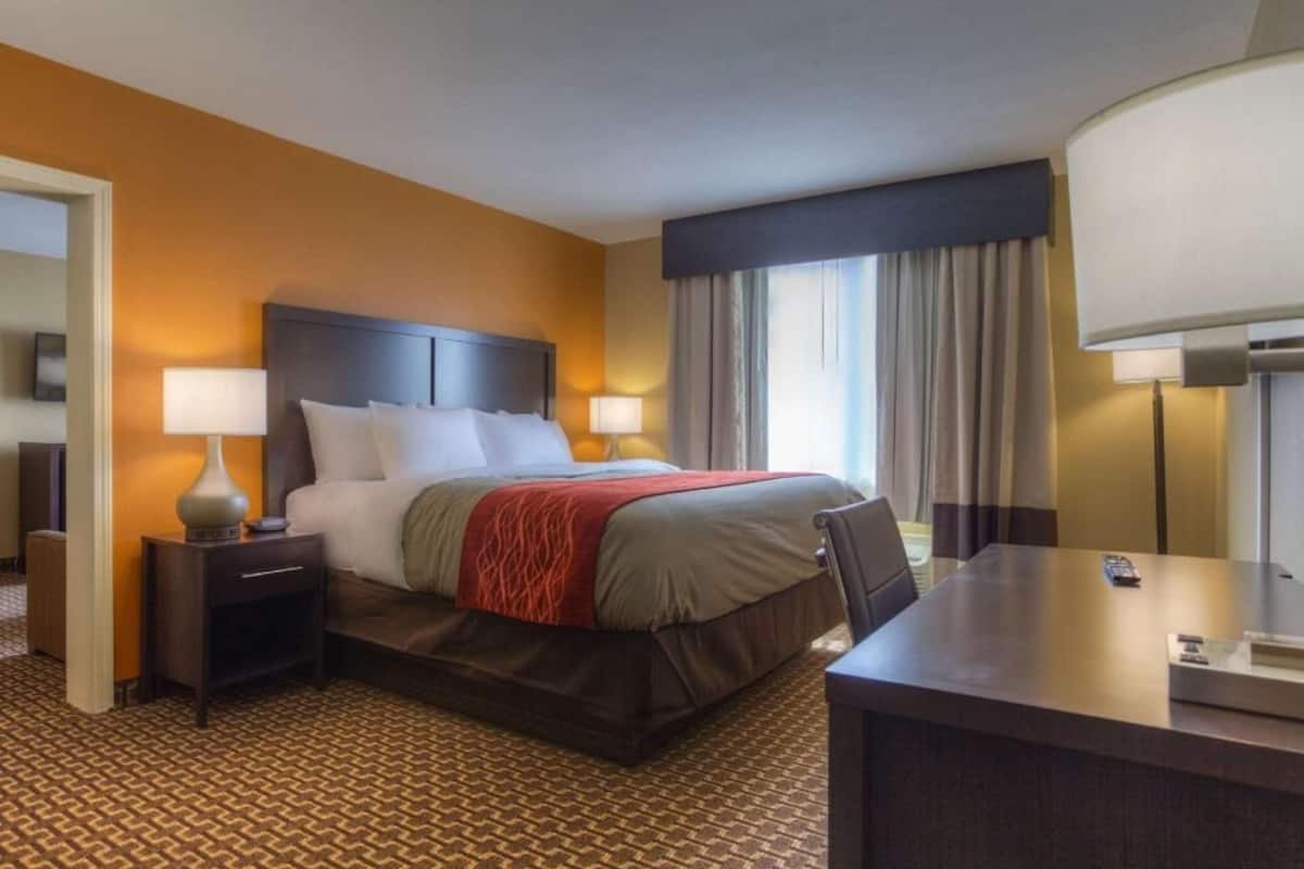 Bureau, fer et planche à repasser, accès au Wi-Fi (inclus)