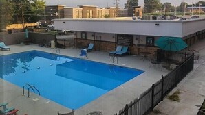Piscine extérieure en saison, chaises longues