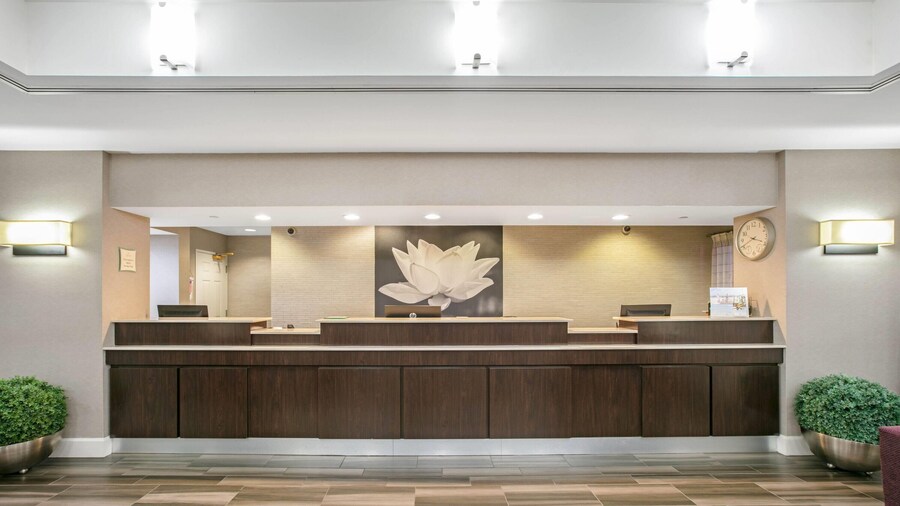 La Quinta Inn & Suites by Wyndham DFW Airport South / Irving