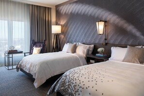 高档床上用品、加厚床垫、迷你吧、客房内保险箱