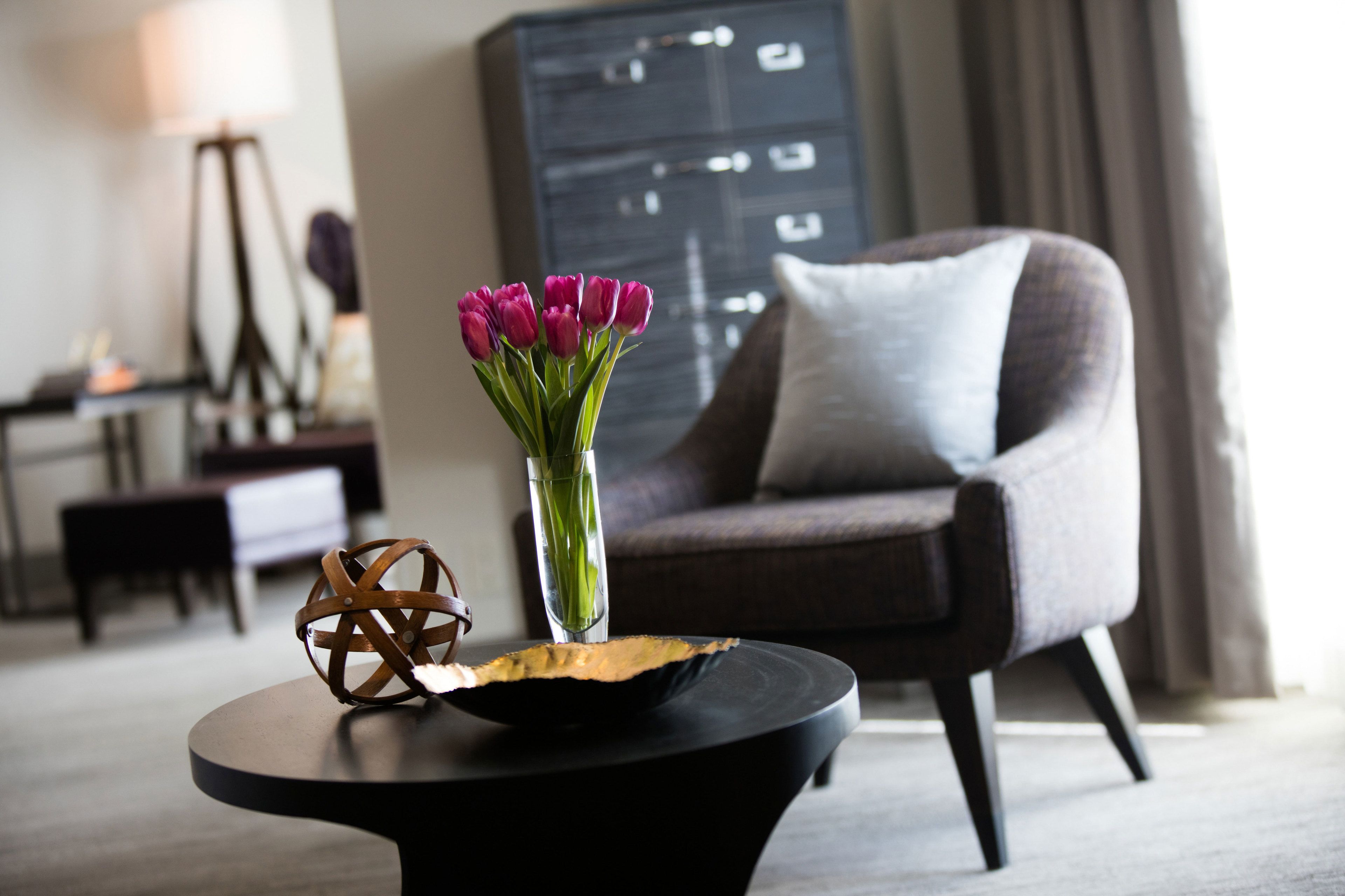 executive suite, 1 king bed with sofa bed, corner | living area | flat-screen tv, pay films