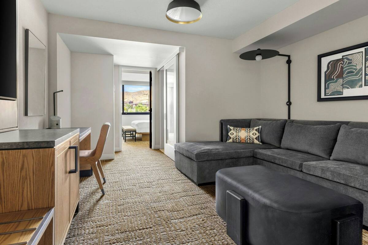 Suite, 1 slaapkamer | Luxe beddengoed, een minibar, een kluis op de kamer, een bureau