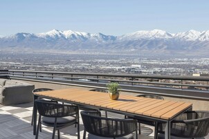 高档床上用品、迷你吧、客房内保险箱、办公桌